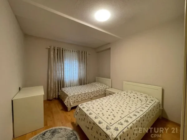Tirane, jepet me qera apartament 2+1+Aneks+Ballkon Kati 2, 107 m² 1.000 € (Blloku)