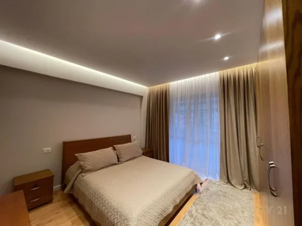 Tirane, jepet me qera apartament 2+1+Aneks+Ballkon Kati 2, 107 m² 1.000 € (Blloku)