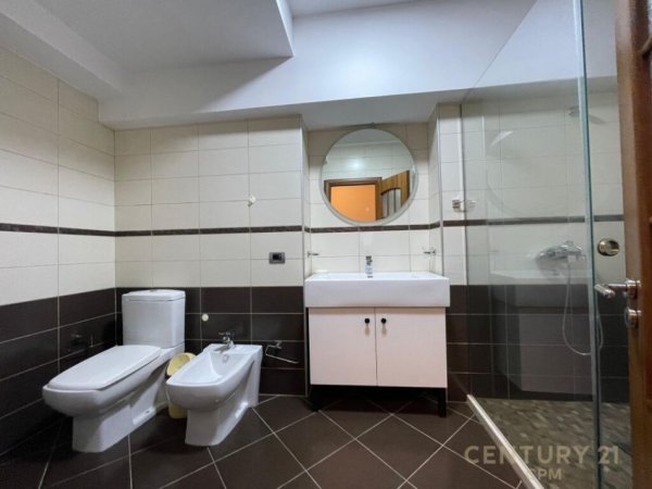 Tirane, jepet me qera apartament 2+1+Aneks+Ballkon Kati 2, 107 m² 1.000 € (Blloku)