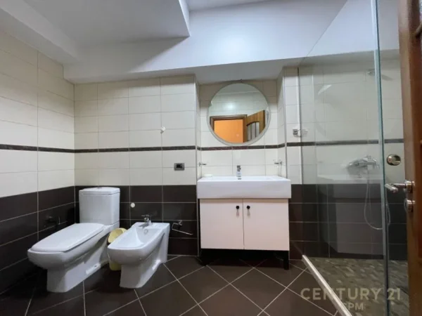 Tirane, jepet me qera apartament 2+1+Aneks+Ballkon Kati 2, 107 m² 1.000 € (Blloku)