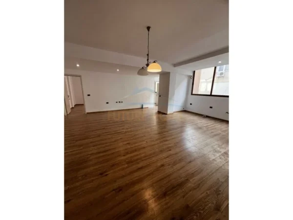 Tirane, shitet apartament 3+1 Kati 2, 120 m² 250.000 € (ARTURBINA)