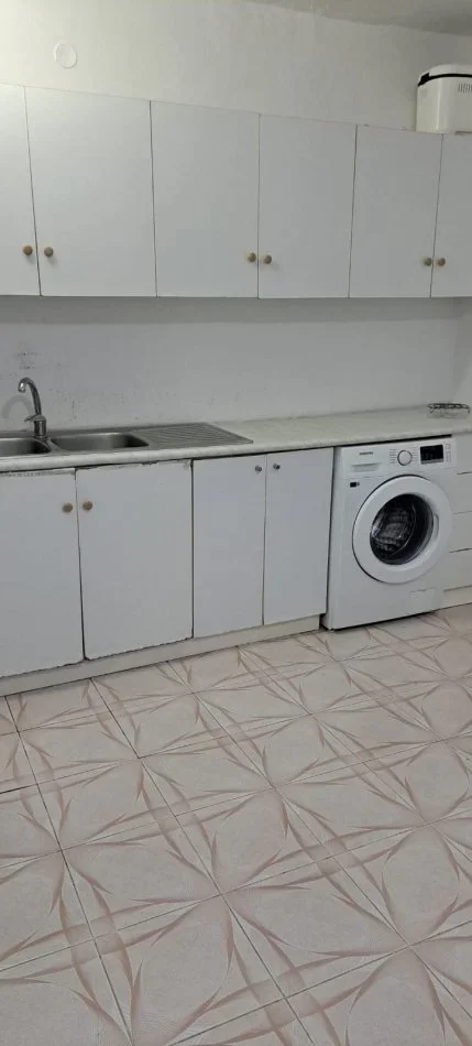 Tirane, jepet me qera apartament 2+1+Aneks+Ballkon Kati 5, 85 m² 400 € (ali demi)