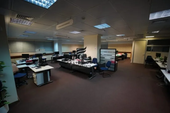 Tirane, jepet me qera zyre Kati 5, 655 m² 5.800 € (RRUGA E KAVAJES)