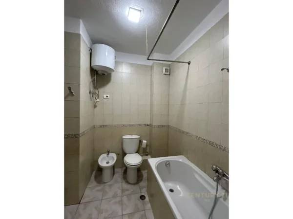 Tirane, jepet me qera apartament 1+1+Aneks+Ballkon Kati 5, 75 m² 700 € (21 Dhjetoei)