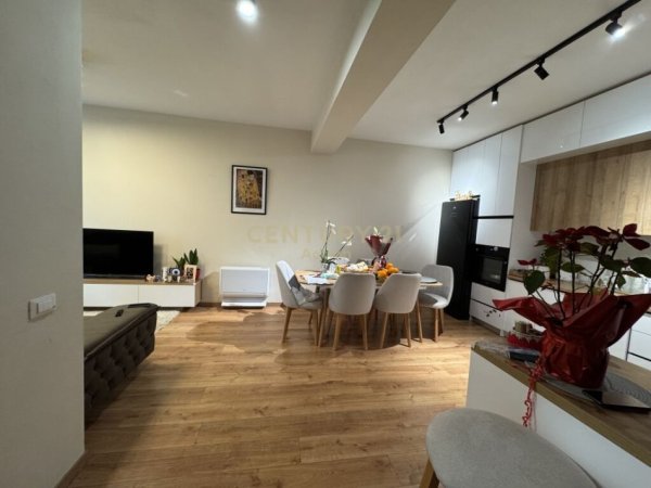 Tirane, shes apartament 2+1+Aneks+Ballkon Kati 2, 95 m² 210.000 € (Globe)
