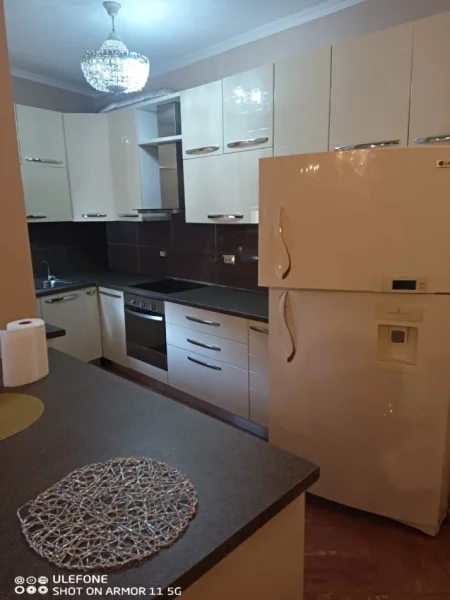 Tirane, jepet me qera apartament 2+1+Aneks+Ballkon Kati 4, 90 m² 700 € (Rr. Sulejman Pasha te Piazza)