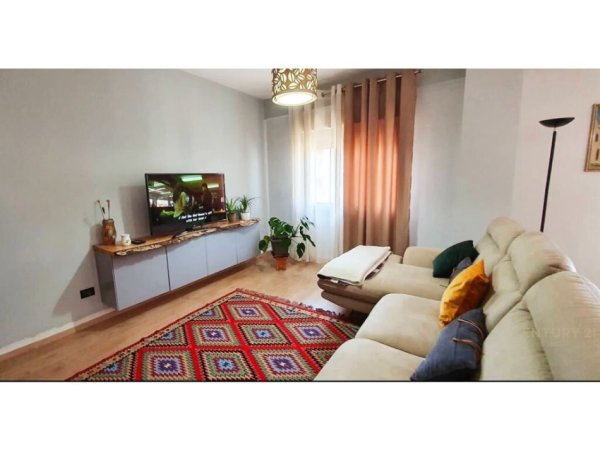 Tirane, jepet me qera apartament duplex 2+1+Aneks+Ballkon Kati 6, 140 m² 800 € (Komuna e Parisit)