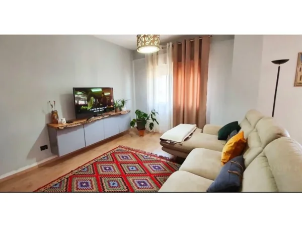 Tirane, jepet me qera apartament duplex 2+1+Aneks+Ballkon Kati 6, 140 m² 800 € (Komuna e Parisit)