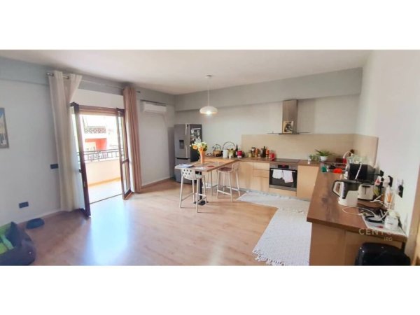 Tirane, jepet me qera apartament duplex 2+1+Aneks+Ballkon Kati 6, 140 m² 800 € (Komuna e Parisit)