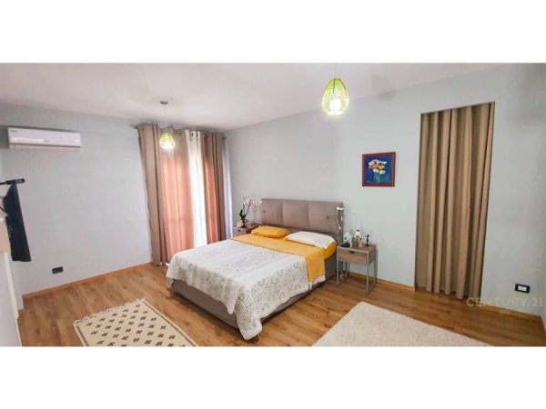 Tirane, jepet me qera apartament duplex 2+1+Aneks+Ballkon Kati 6, 140 m² 800 € (Komuna e Parisit)