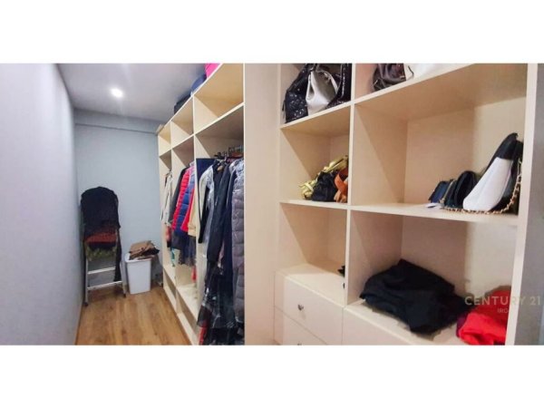 Tirane, jepet me qera apartament duplex 2+1+Aneks+Ballkon Kati 6, 140 m² 800 € (Komuna e Parisit)