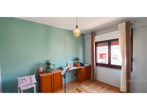 Tirane, jepet me qera apartament duplex 2+1+Aneks+Ballkon Kati 6, 140 m² 800 € (Komuna e Parisit)