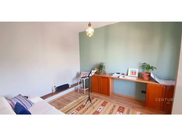 Tirane, jepet me qera apartament duplex 2+1+Aneks+Ballkon Kati 6, 140 m² 800 € (Komuna e Parisit)