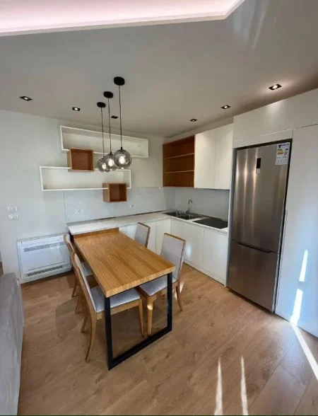 Tirane, jepet me qera apartament 1+1 , 71 m² 800 € (Rruga e Barrikadave)