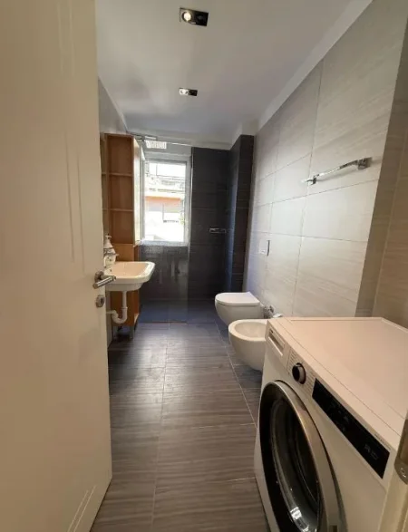 Tirane, jepet me qera apartament 1+1 , 71 m² 800 € (Rruga e Barrikadave)