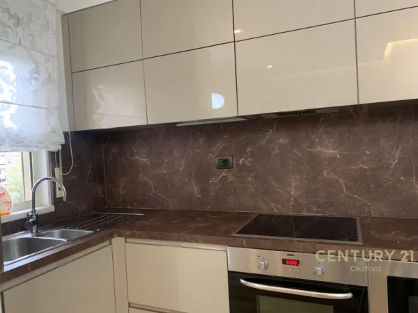 Tirane, jepet me qera apartament 2+1+Aneks+Ballkon Kati 4, 97 m² 600 € (Liqeni i Thate)