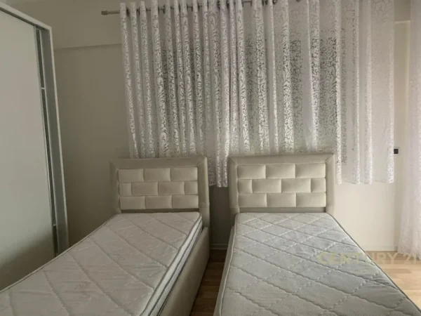 Tirane, jepet me qera apartament 2+1+Aneks+Ballkon Kati 4, 97 m² 600 € (Liqeni i Thate)