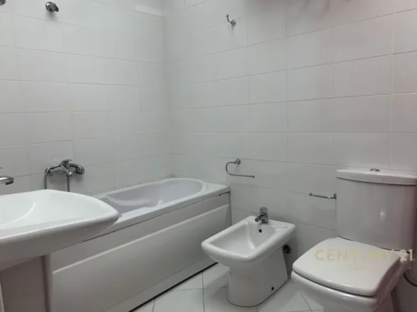 Tirane, jepet me qera apartament 2+1+Aneks+Ballkon Kati 4, 97 m² 600 € (Liqeni i Thate)