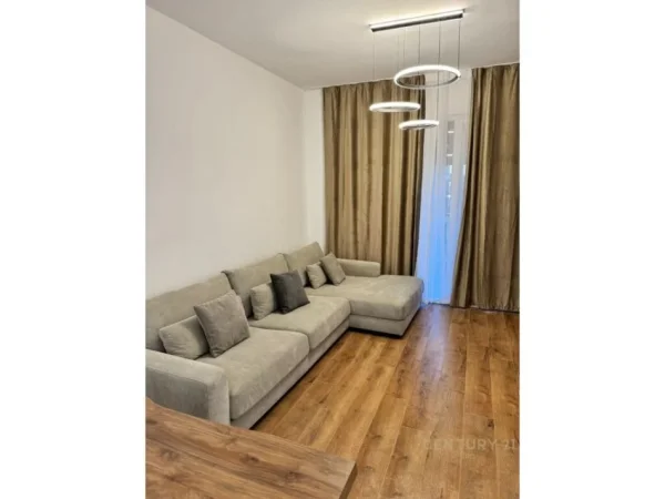 Tirane, jepet me qera apartament 1+1+Aneks+Ballkon Kati 2, 60 m² 520 € (Fusha e Aviacionit)