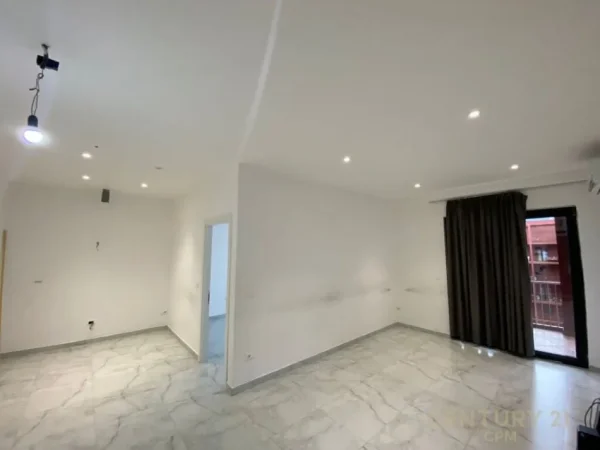 Tirane, jepet me qera zyre Kati 16, 110 m² 850 € (GARDEN BUILDING)