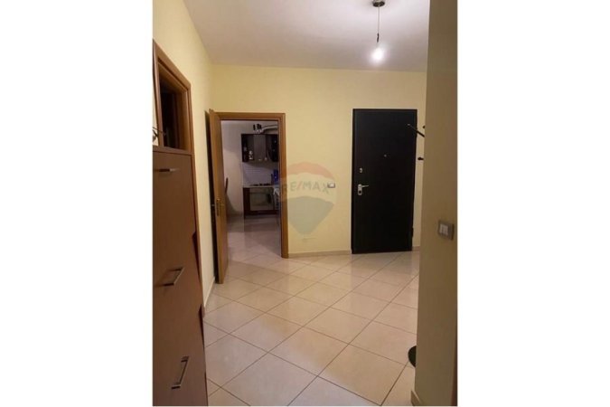 Tirane, jepet me qera apartament 2+1 Kati 3, 98 m² 400 € (Astir)