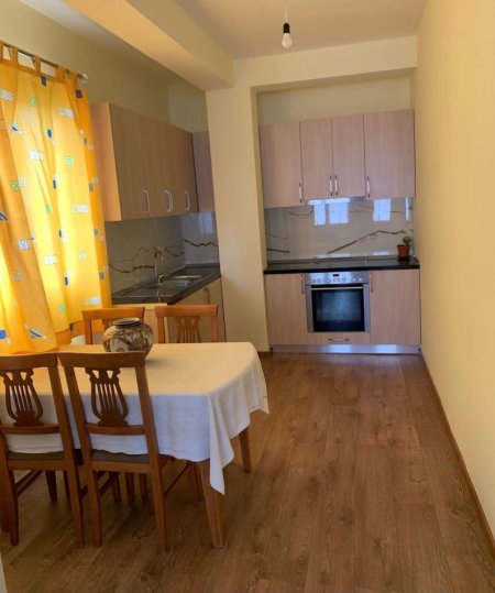 Tirane, jepet me qera apartament 2+1 Kati 4, 75 m² 500 € (rruga Siri Kodra)