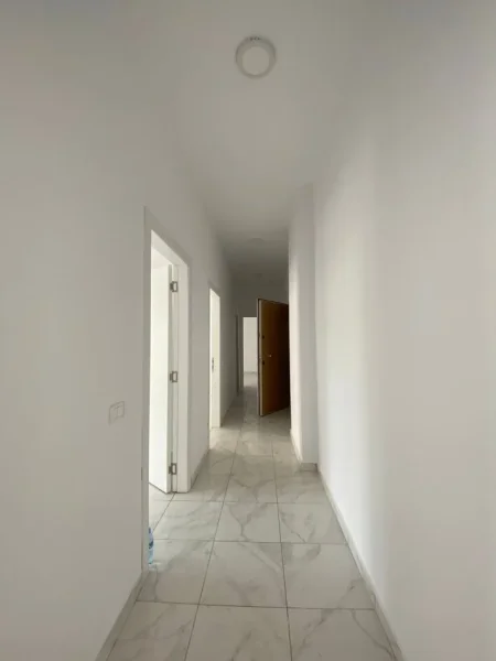 Tirane, jepet me qira apartament 3+1+Ballkon Kati 2, 110 m² 900 € (rruga e kavajes)