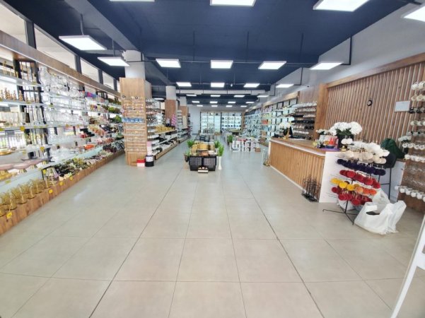 Tirane, shitet dyqan Kati 0, 400 m² 1.600.000 € (komuna e parisit)