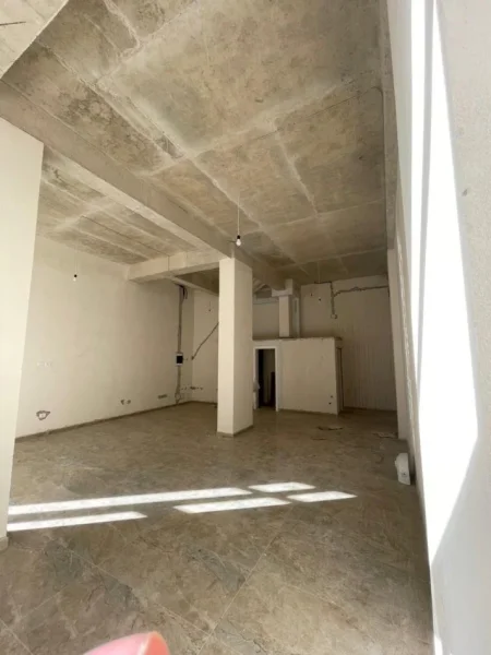 Tirane, jepet me qera ambjent biznesi Kati 1, 78 m² 1.000 € (1000)