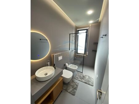 Tirane, jepet me qera apartament 2+1+2+Post Parkimi, Kati 7, 92 m² 950 € (Kompleksi Erli, prane UET. AREA48779.)