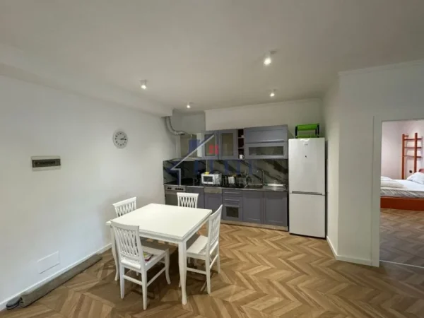 Tirane, jepet me qera apartament 2+1+Ballkon Kati 9, 120 m² 800 € (9 Kateshet)