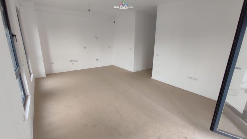 Tirane, jepet me qera zyre Kati 2, 106 m² 650 € (porcelan)