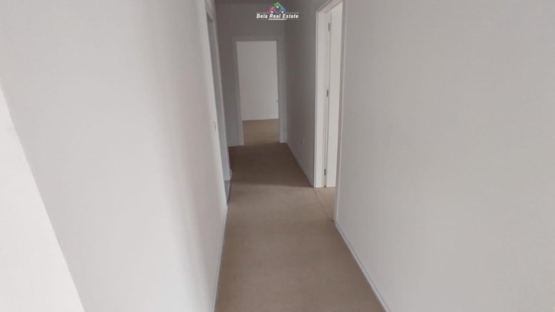 Tirane, jepet me qera zyre Kati 2, 106 m² 650 € (porcelan)