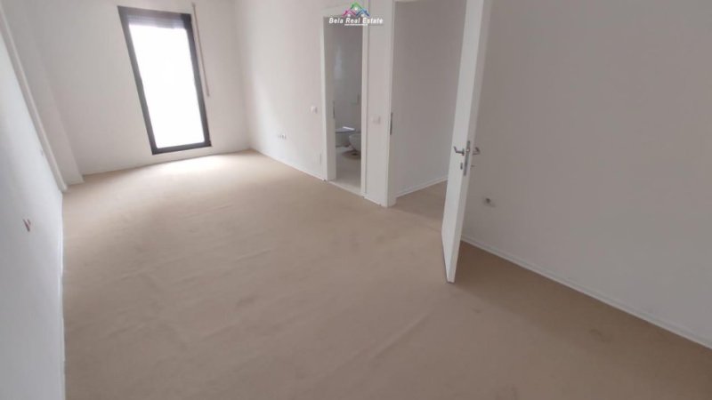 Tirane, jepet me qera zyre Kati 2, 106 m² 650 € (porcelan)