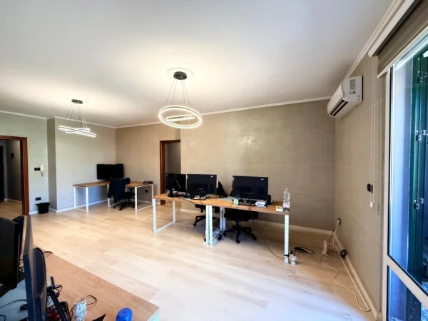 Tirane, jepet me qera zyre Kati 3, 105 m² 900 € (Bllok)
