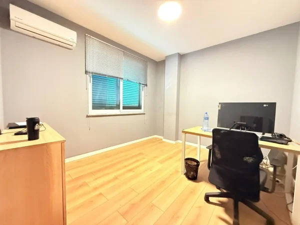 Tirane, jepet me qera zyre Kati 3, 105 m² 900 € (Bllok)