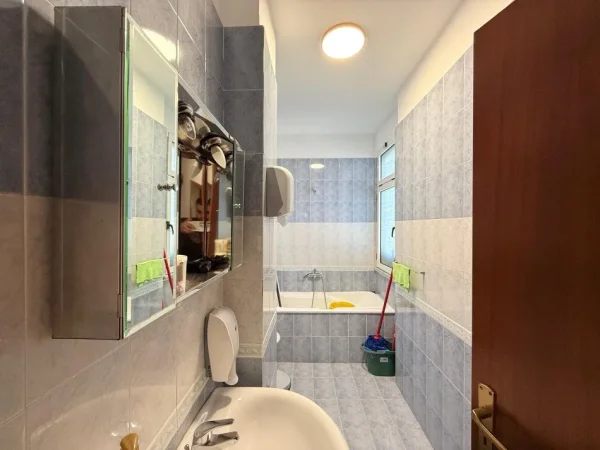 Tirane, jepet me qera zyre Kati 3, 105 m² 900 € (Bllok)
