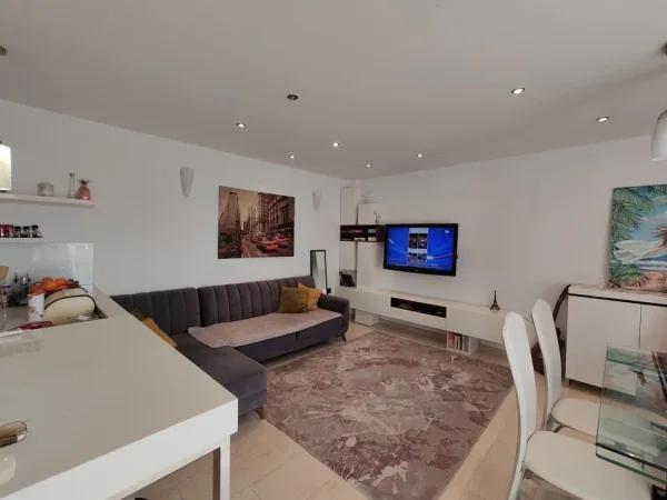 Tirane, jepet me qera apartament 2+1 Kati 9, 100 m² 800 € (Myslym Shyri)