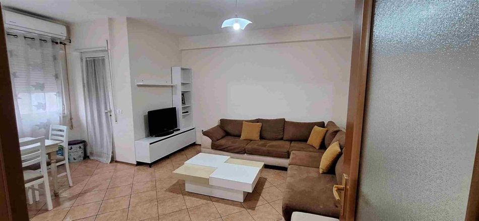 Tirane, jepet me qera apartament 1+1 Kati 2, 74 m² 560 € (KOMUNA E PARISIT)