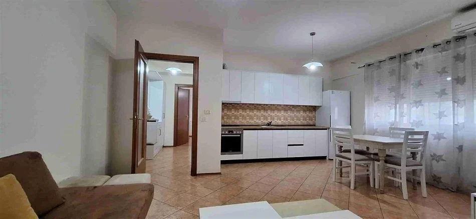Tirane, jepet me qera apartament 1+1 Kati 2, 74 m² 560 € (KOMUNA E PARISIT)
