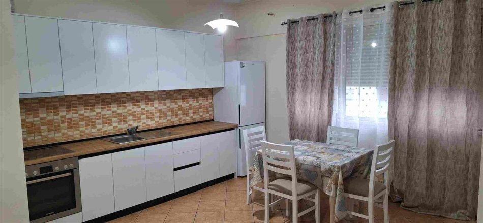 Tirane, jepet me qera apartament 1+1 Kati 2, 74 m² 560 € (KOMUNA E PARISIT)
