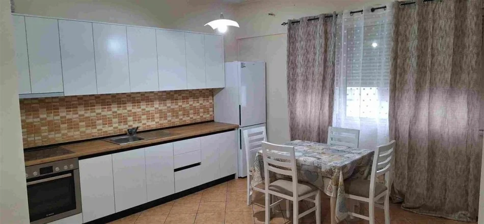 Tirane, jepet me qera apartament 1+1 Kati 2, 74 m² 560 € (KOMUNA E PARISIT)