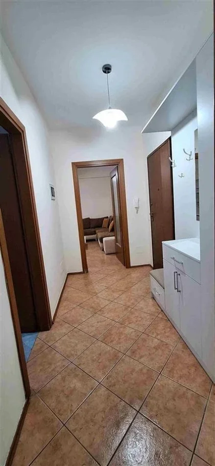 Tirane, jepet me qera apartament 1+1 Kati 2, 74 m² 560 € (KOMUNA E PARISIT)