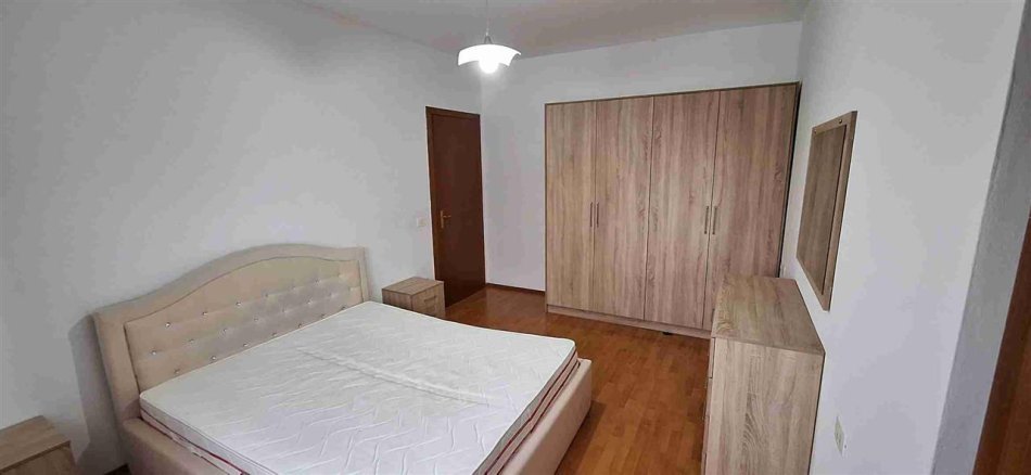 Tirane, jepet me qera apartament 1+1 Kati 2, 74 m² 560 € (KOMUNA E PARISIT)