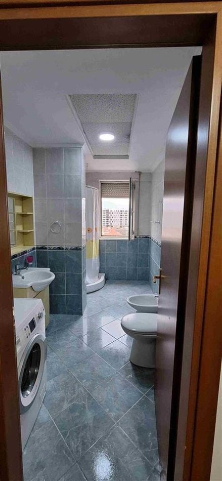 Tirane, jepet me qera apartament 1+1 Kati 2, 74 m² 560 € (KOMUNA E PARISIT)