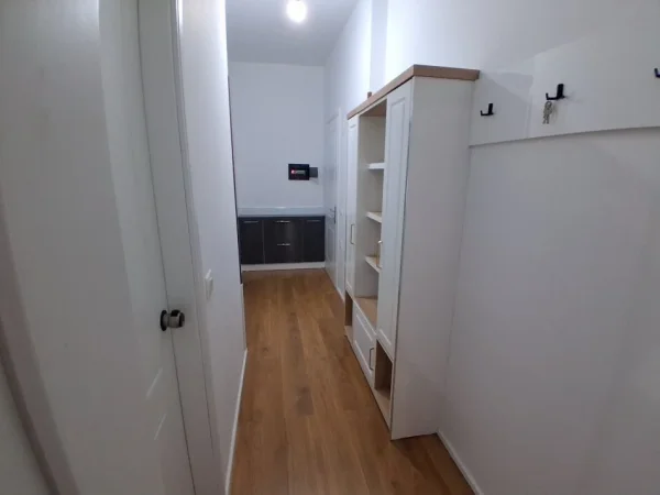 Tirane, jepet me qera apartament 1+1+Aneks+Ballkon Kati 2, 350 €. Ne Kombinat (Rruga Shaban Bardhoshi)