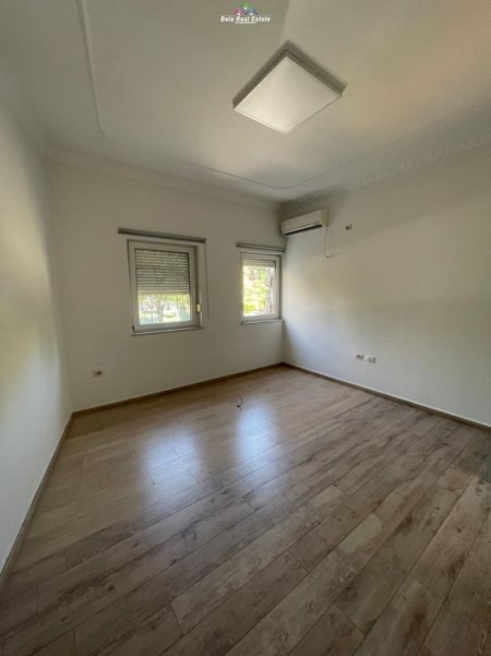 Tirane, jepet me qera zyre Kati 2, 122 m² 1.300 € (rruga e elbasanit)