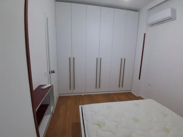 Tirane, jepet me qera apartament 1+1+Aneks+Ballkon Kati 2, 350 €. Ne Kombinat (Rruga Shaban Bardhoshi)