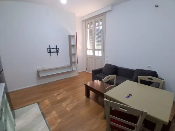 Tirane, jepet me qera apartament 1+1+Aneks+Ballkon Kati 2, 350 €. Ne Kombinat (Rruga Shaban Bardhoshi)