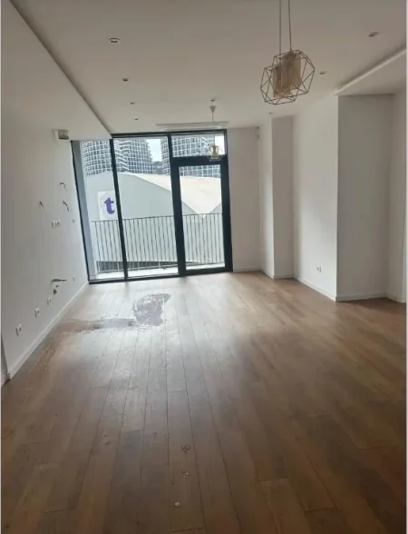 Tirane, jepet me qera ambjent biznesi Kati 3, 130 m² 1.500 € (Liqeni Artificial)